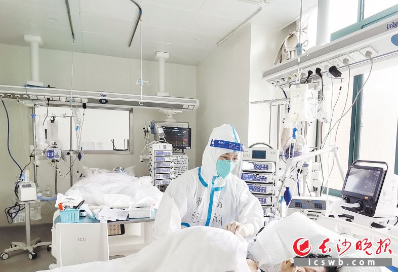 　　援沪护士周阳在上海交通大学瑞金医院卢湾分院重症病房护理患者。 受访者供图