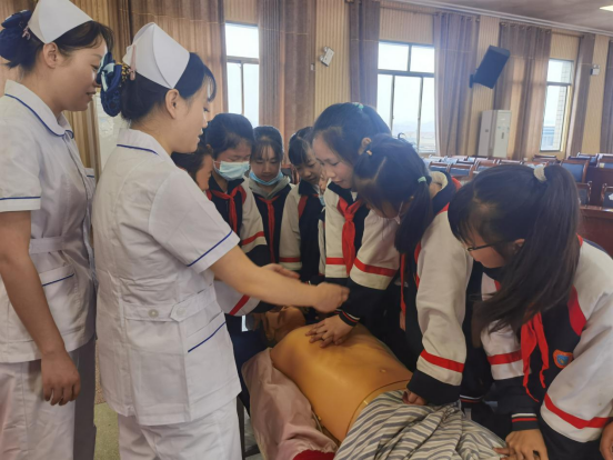 （新媒体）衡山：萌娃手绘Q版画像 为“白衣天使”送惊喜472.png