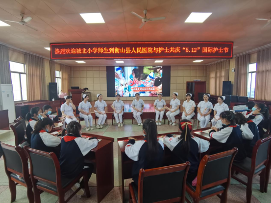 （新媒体）衡山：萌娃手绘Q版画像 为“白衣天使”送惊喜149.png