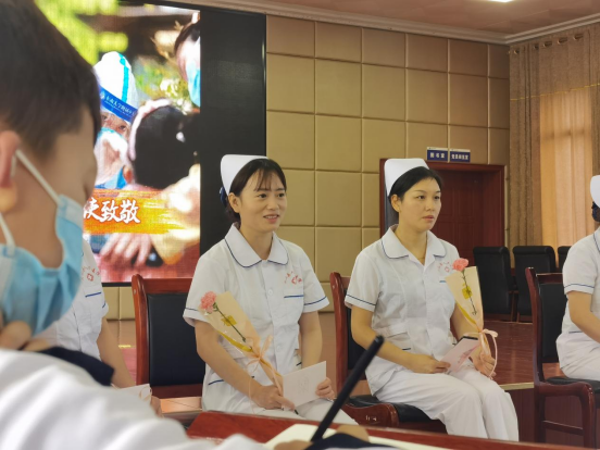 （新媒体）衡山：萌娃手绘Q版画像 为“白衣天使”送惊喜286.png