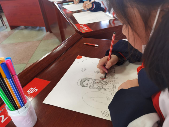 （新媒体）衡山：萌娃手绘Q版画像 为“白衣天使”送惊喜397.png