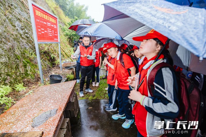 在地质灾害隐患点，小记者们现场了解了切坡建房的危害及防治知识。