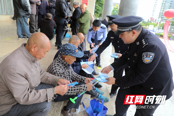 民警向老年人开展防范养老诈骗宣传。.jpg