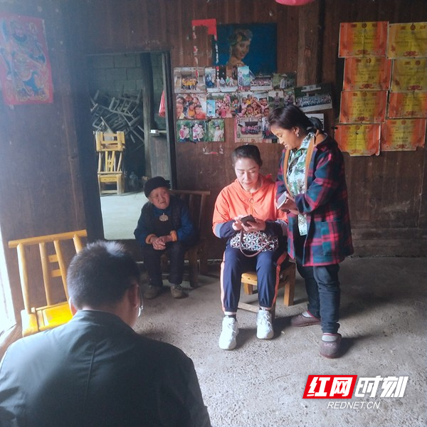向群众宣传民族团结知识.jpg