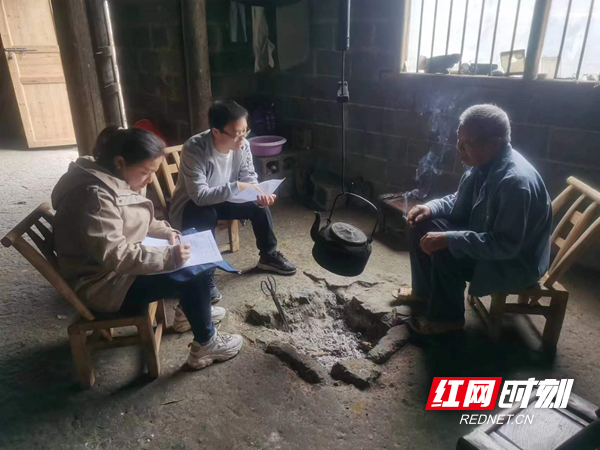 向家长了解子女在家情况.jpg