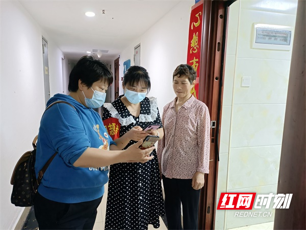 图五党员志愿者上门指导老年人下载安装“国家反诈中心”APP软件。（田 媛   黄小芳  摄）.jpg