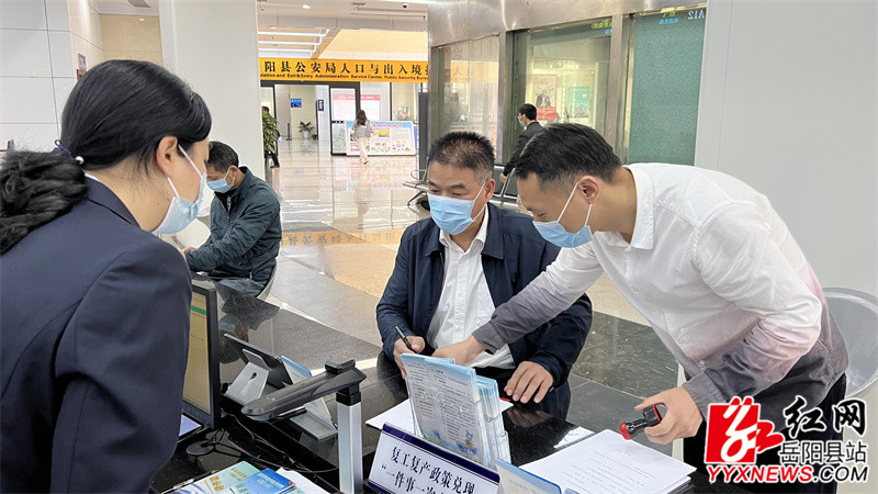 水利局负责人与方庆心一同办理备案登记_副本.jpg