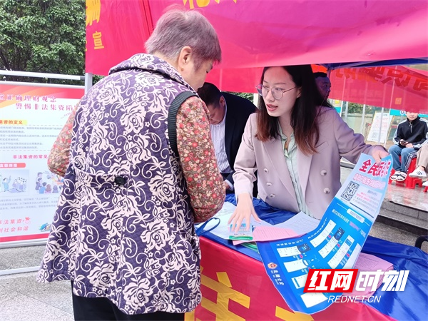 图三工作人员向居民推介下载安装“国家反诈中心”APP软件.jpg