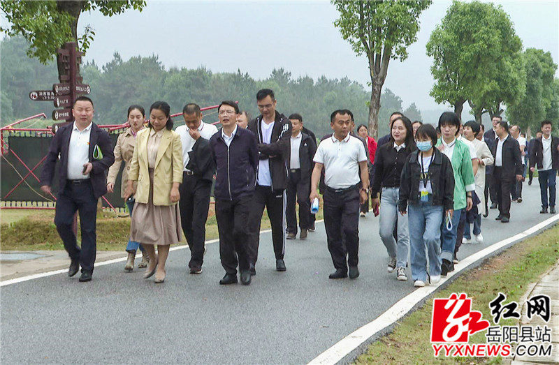 调研组在花约四季调研_副本.jpg