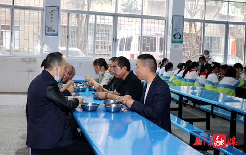 石门四完小：家校携手“廉”动食堂1.jpg