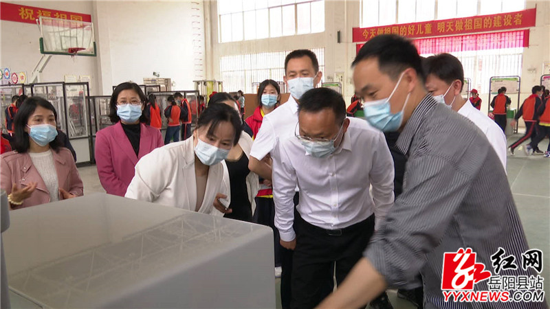 大家正在参观参展的科技项目_副本.jpg