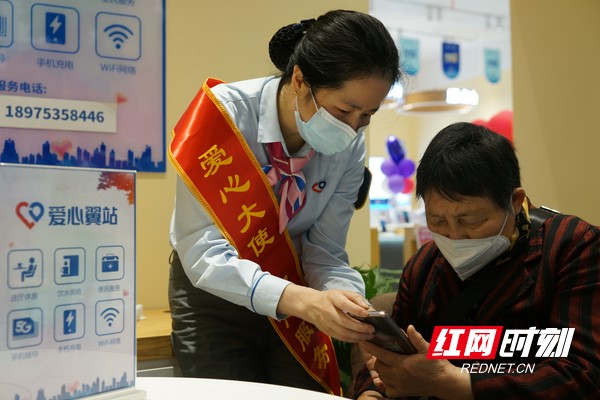 各公司相继推出系列适老化服务新举措，助力老年人群体融入信息化社会。图为中国电信株洲分公司工作人员在为老年人服务.marked.jpg