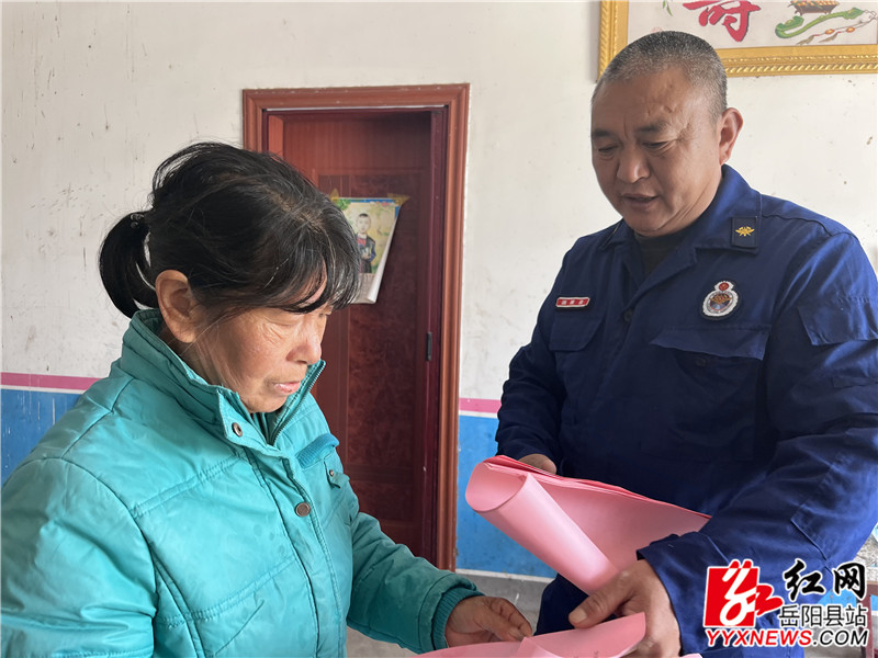 付国强向村民发放防火宣传单_副本.jpg