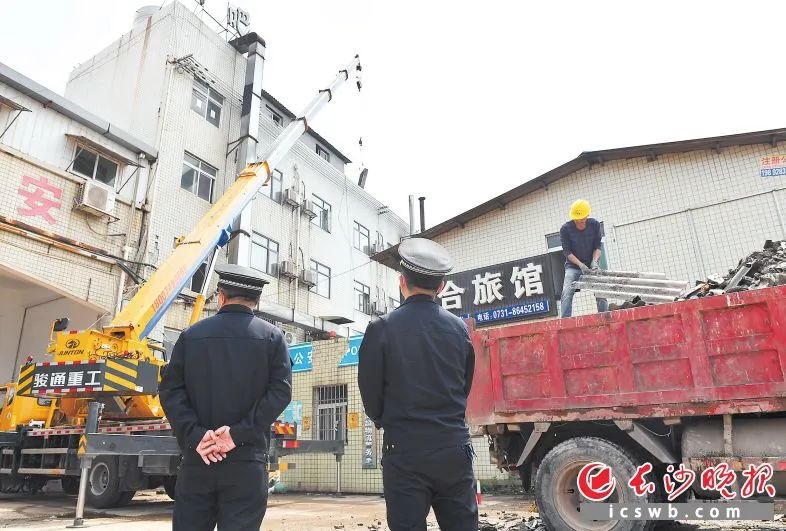 5月16日，长沙商贸职院桃阳商业街自建房违建部分被拆除。长沙晚报全媒体记者 邹麟 董阳 摄影报道