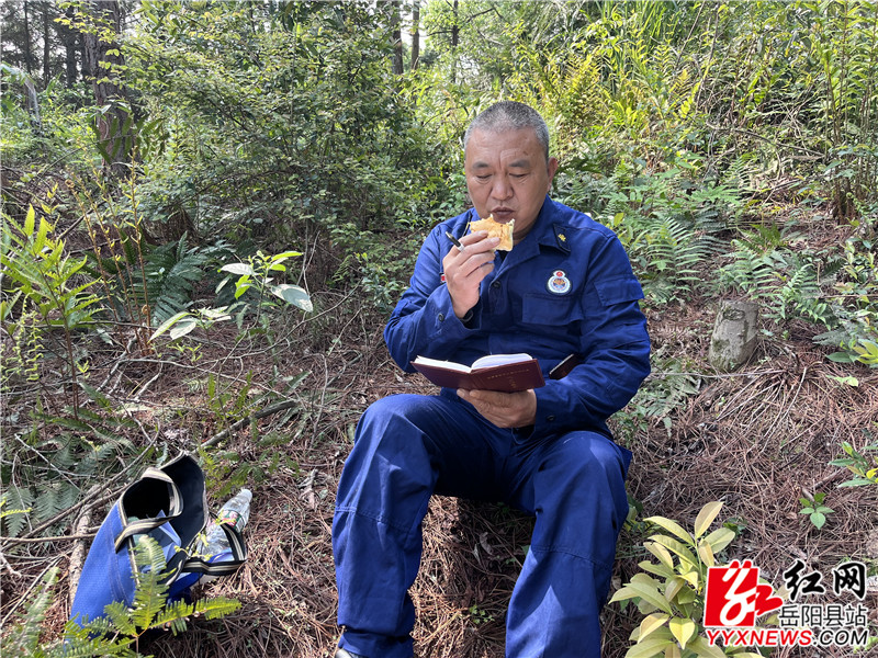 付国强正在吃午餐面包_副本.jpg