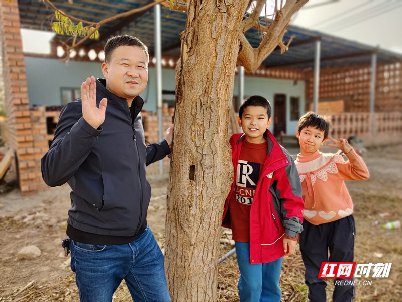 2021年11月7日，李权老师在努尔依斯拉木•阿巴白克热（中）家里家访。.jpg