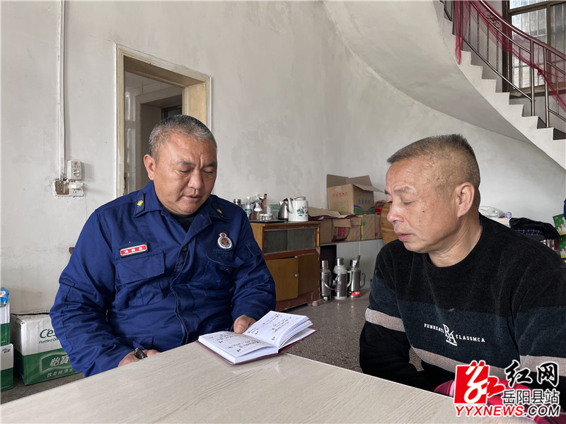 付国强和义务灭火小队队员讲解灭火知识_副本.jpg