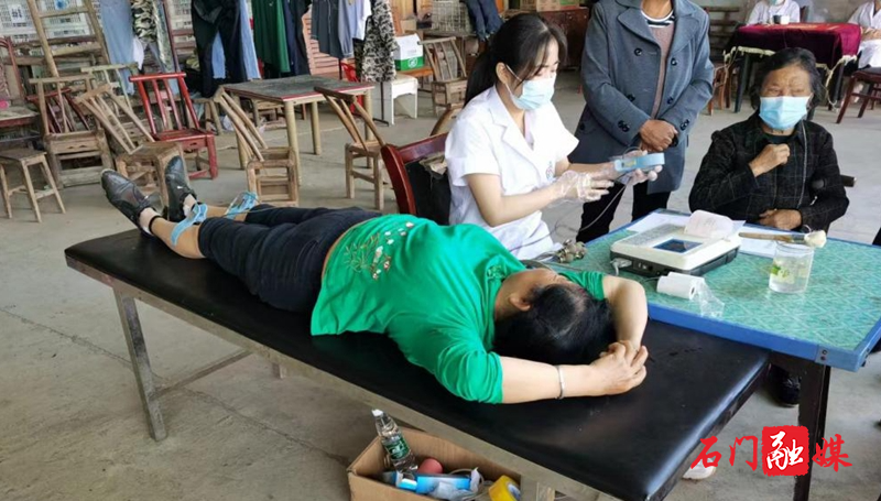蒙泉镇：送医下乡显真情，为民健康助振兴2.jpg