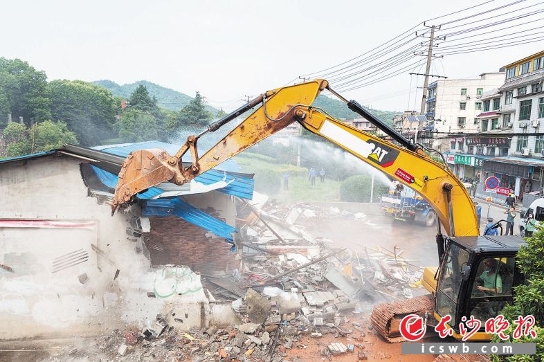 　　5月17日下午2时，长沙南方职业学院附近两栋违法建筑被拆除。长沙晚报全媒体记者 郭雨滴 摄