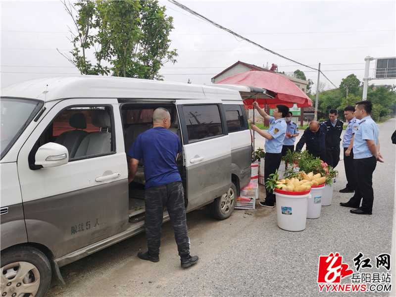 执法队员帮助摊贩收拾_副本.jpg