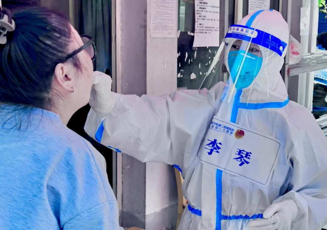 中央企业援沪医疗队奋战35天，上海五中方舱医院关舱