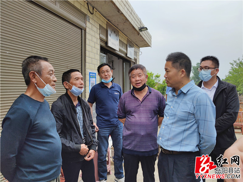 王元宝详细了解渔民生活就业等情况_副本.jpg