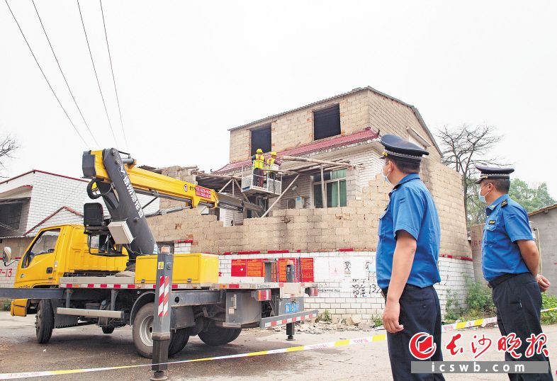 　　5月19日下午，岳麓区观沙岭街道岳华村居民自建的违建房被拆除。长沙晚报全媒体记者邹麟 郭雨滴 摄影报道