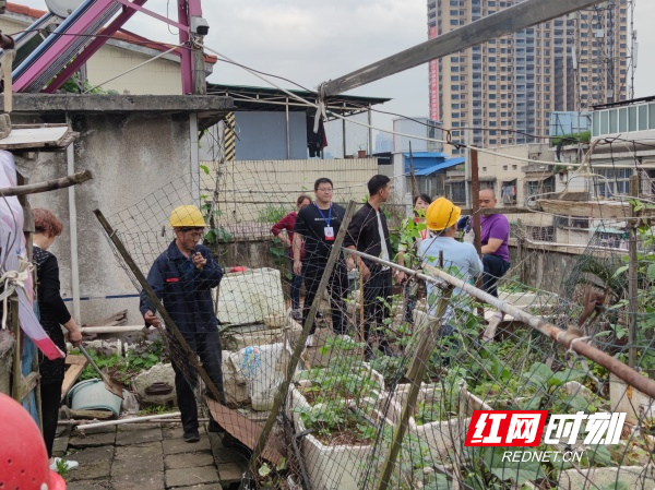 图七燕东社区辖区食品加工城20栋顶楼违建被拆除。（张阳林 王秋香  摄）.jpg