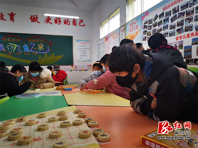 棋类兴趣组的留守少年练习下象棋.jpg