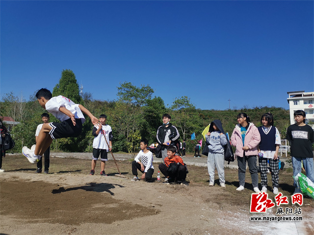 留守少年参加校运会跳远比赛.jpg