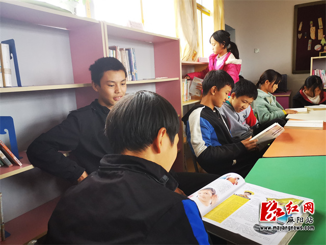 留守少年在学校阅览室看书.jpg