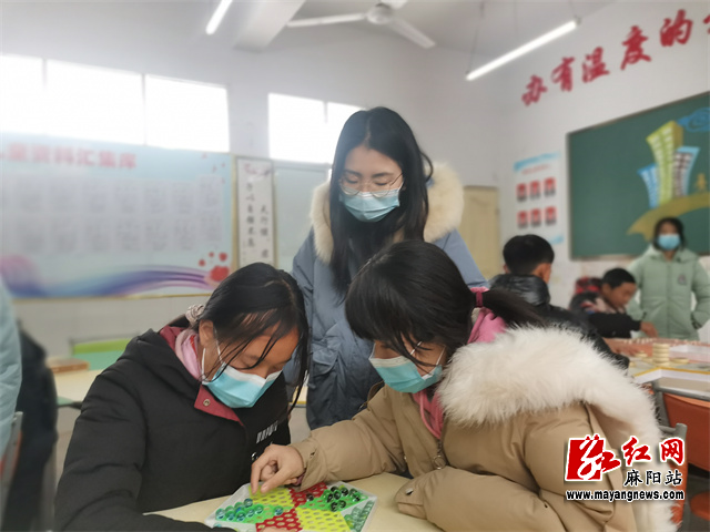 结对帮扶的教师指导留守少年开展兴趣活动.jpg