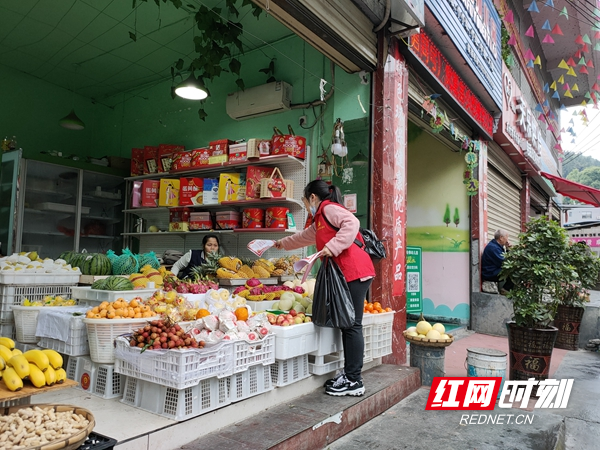 发放民族团结宣传资料2.jpg