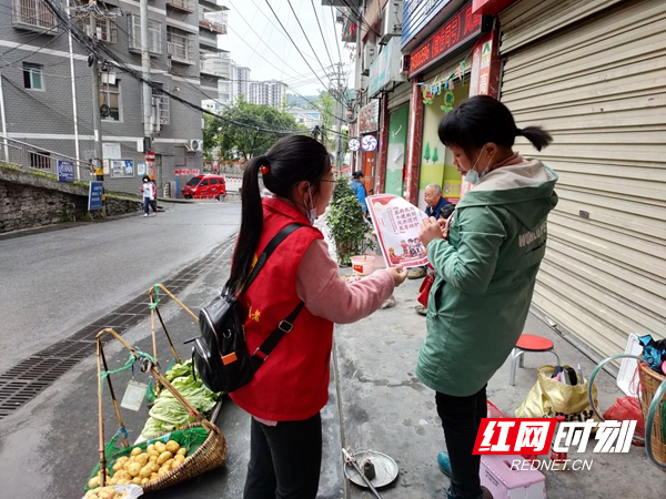 向群众讲解民族团结创建知识.jpg