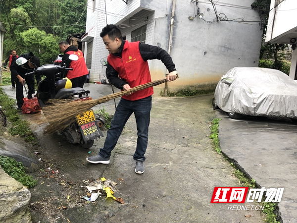 打扫卫生，美化环境.jpg