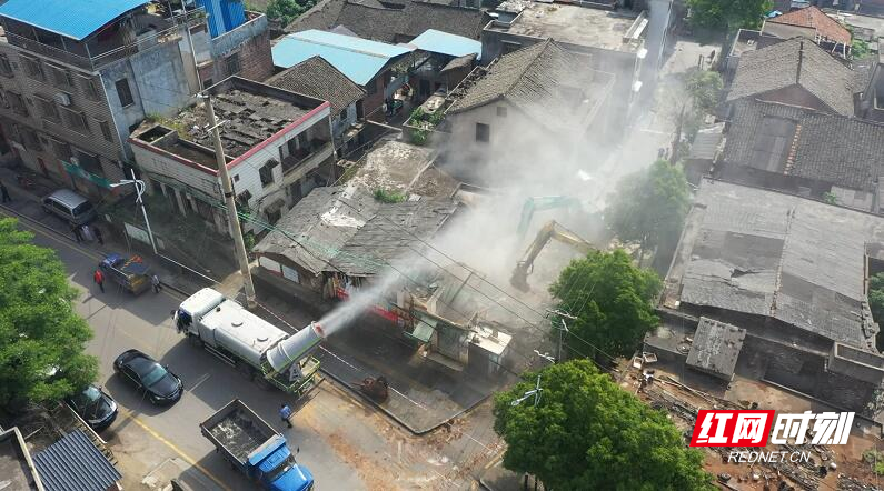 桂阳县重拳出击 20幢危旧房屋一次性拆除