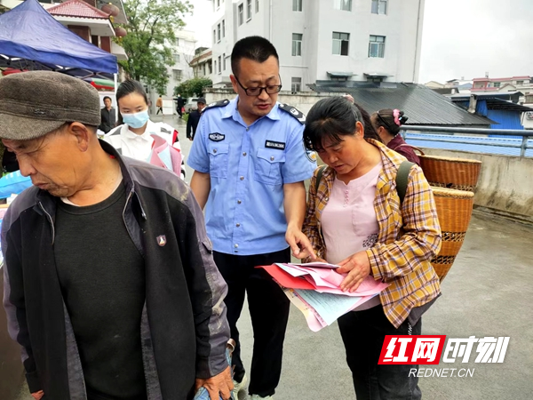 向过往群众发放宣传资料。.jpg