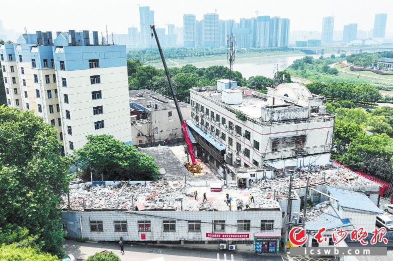 　　开福区启动辖区高校周边违建专项整治，长沙学院周边居民自建房和单位房违建的拆除工作正在进行。黄启晴 摄