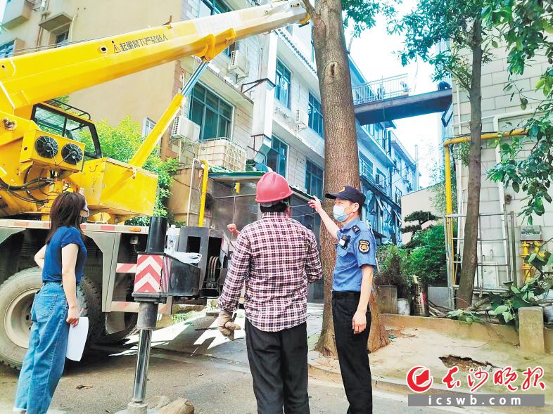 　　在天心区青园街道，城管执法部门拆除友谊路一处违建廊桥。天心区城管执法大队供图