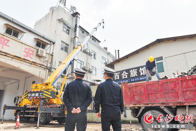 　　位于雨花区的长沙商贸职院桃阳商业街自建房违建部分被拆除。邹麟 摄