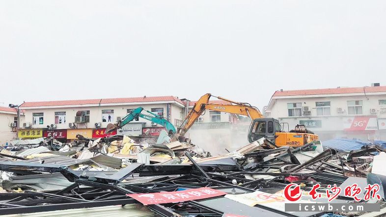 　　芙蓉区行政执法大队东湖中队配合东湖街道拆除农大滨湖商场、红旗市场违法建设。芙蓉区行政执法局供图