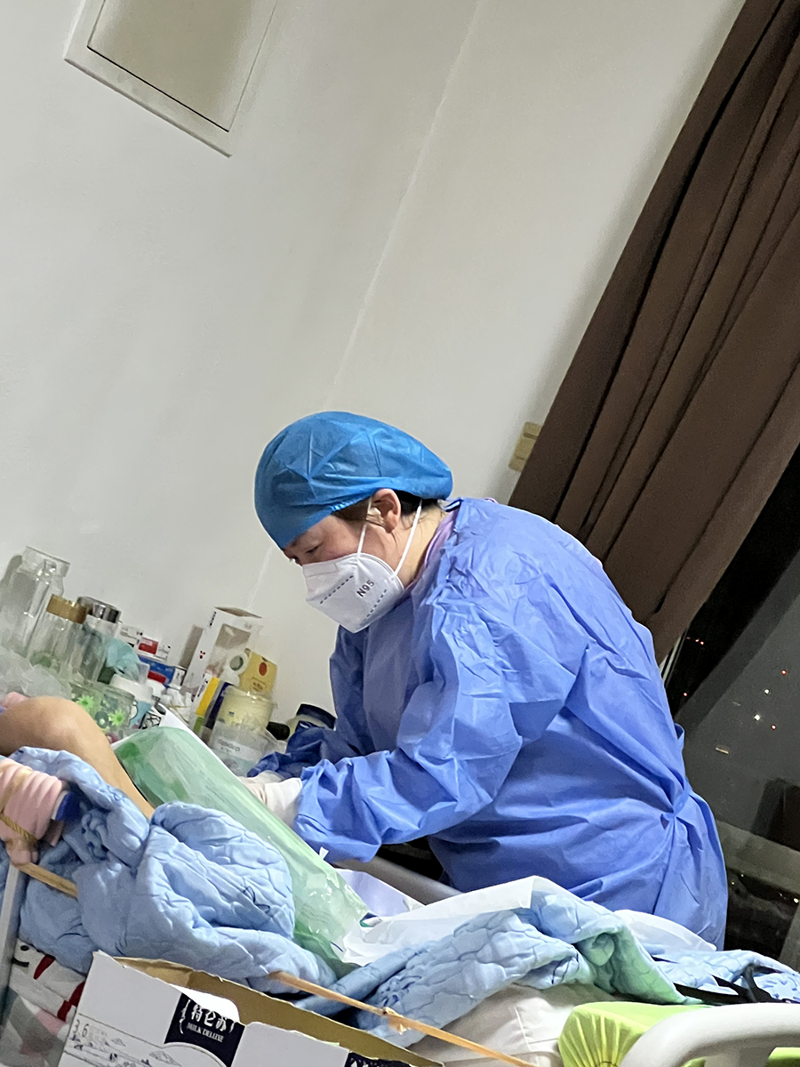 聂理会上门给社区瘫痪卧床的老人插管。受访者供图