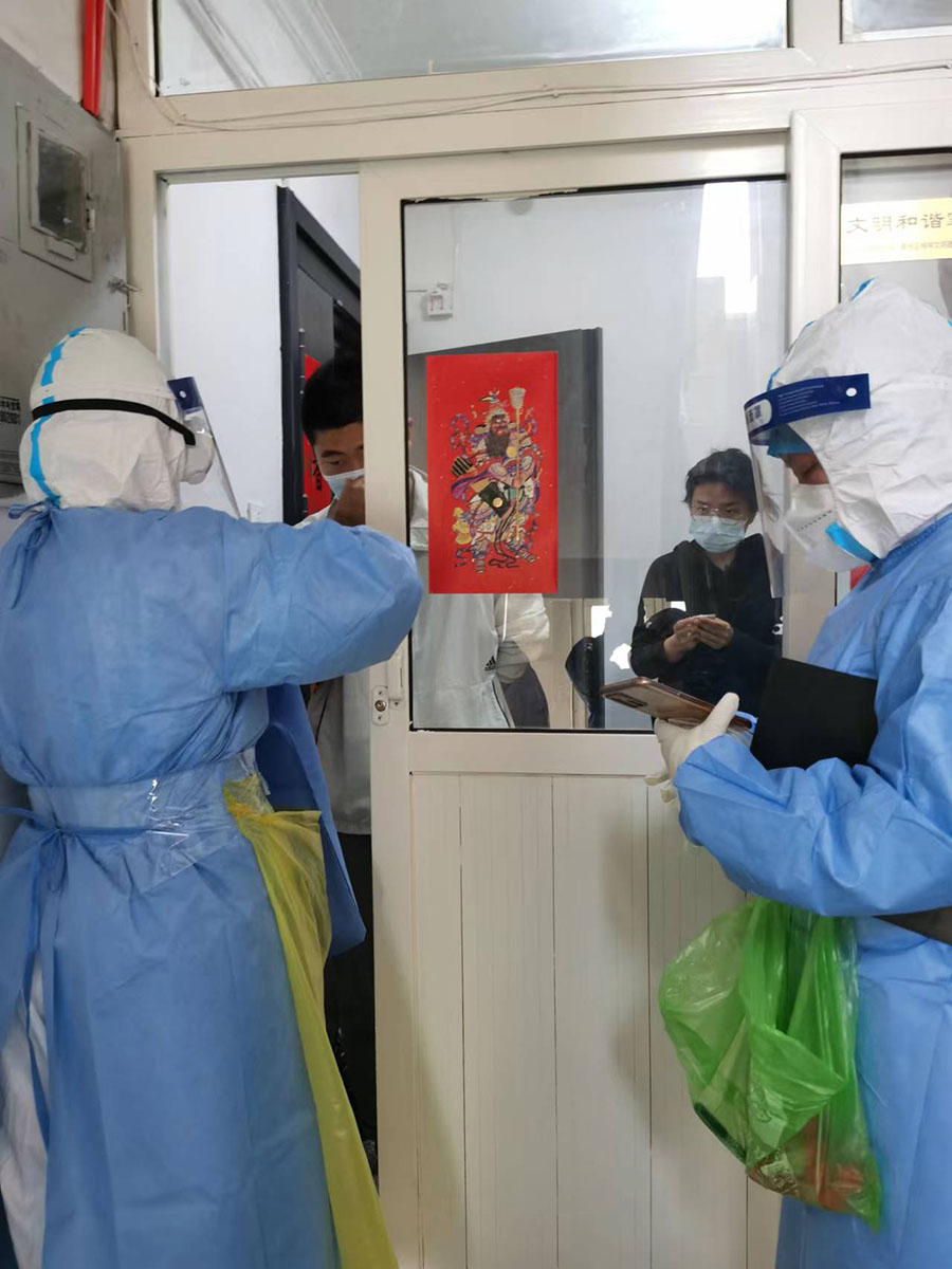 社区医疗志愿服务队进行入户核酸采样。受访者供图
