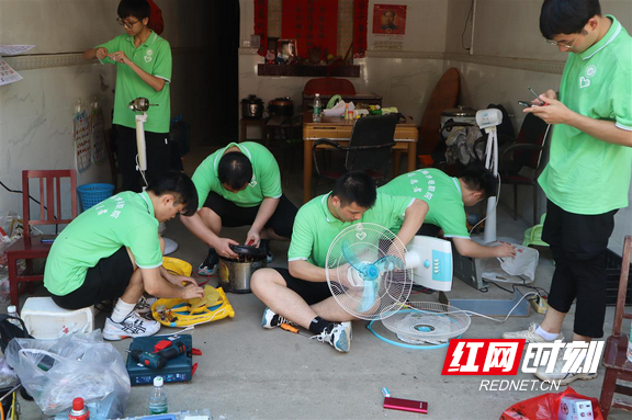 学生为群众修理家电.marked.png 学生为群众修理家电.marked.png