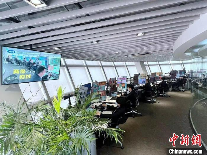 工作人员在闭环管理的环境下工作 上港集团供图