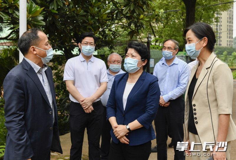 吴桂英在雨花区的中蓝长化公司职工宿舍检查督导。