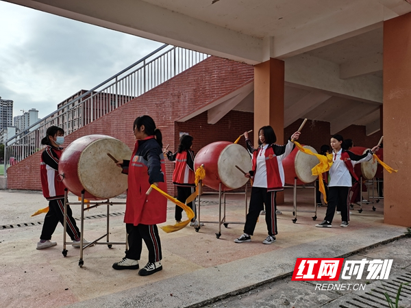 学生正在打苗鼓.jpg