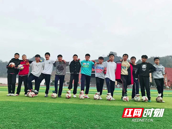 足球社团活动成员合影.jpg