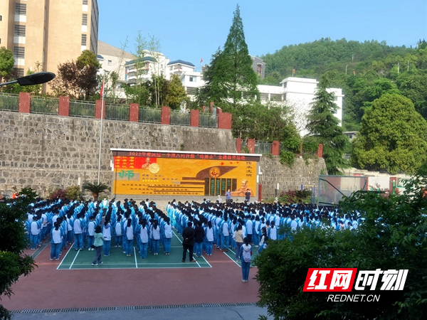 凤凰一中利用国旗下讲话宣讲校园安全知识。.jpg