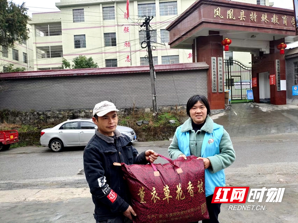 龙爱霞l老师为残疾家庭送上丝绵被。.jpg